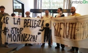 Perugia regione umbria discarica le crete rifiuti protesta (1)