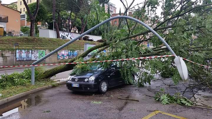 Perugia, nubifragio: «Stato di emergenza»