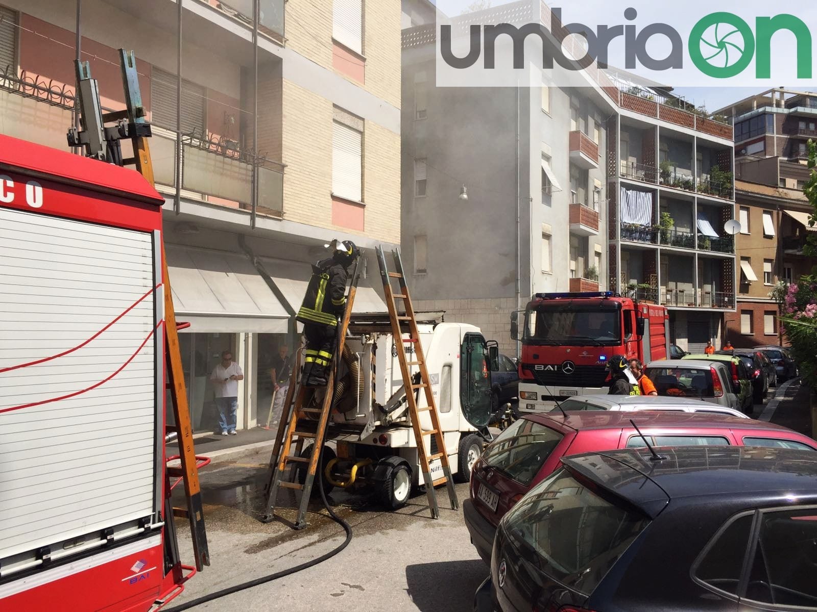 Terni, furgone Asm a fuoco in centro