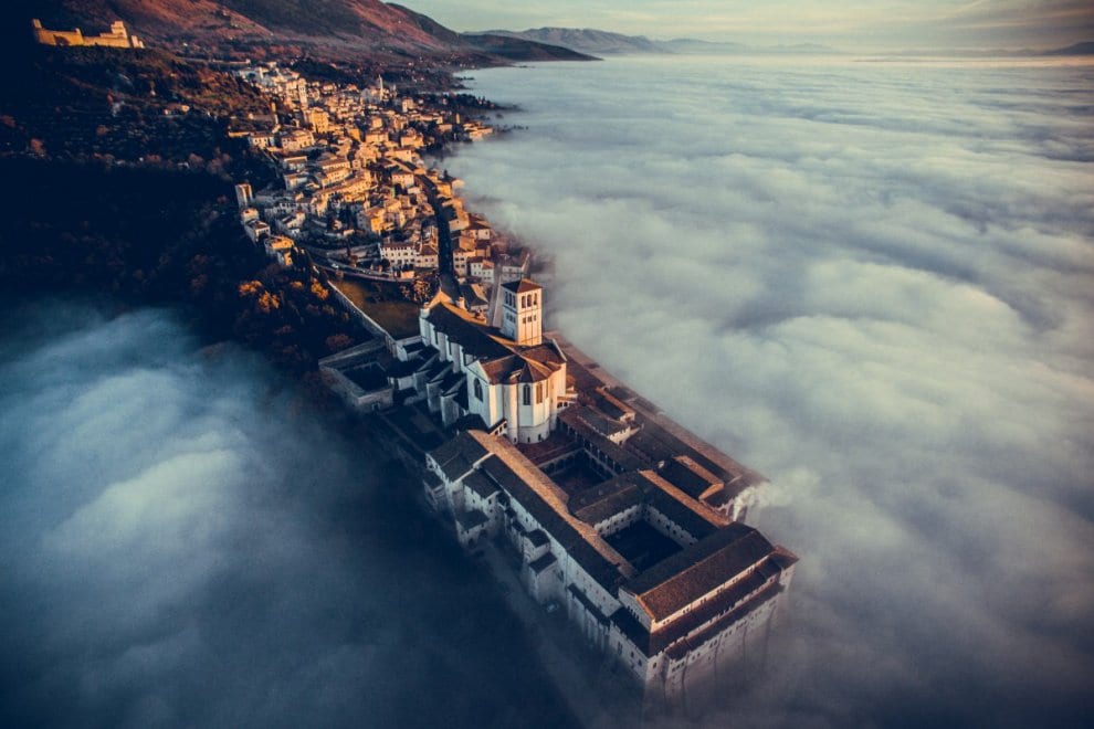 Assisi, un drone coglie il momento magico
