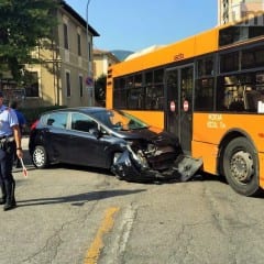 Terni, auto contro bus: schianto in via Piave