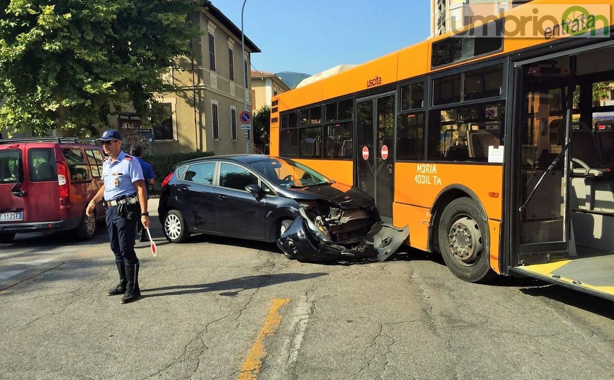 Terni, auto contro bus: schianto in via Piave
