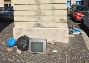 Rifiuti abbandonati nel centro storico di Terni - 27 luglio 2016 (1)