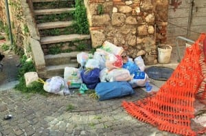 Rifiuti abbandonati nel centro storico di Terni - 27 luglio 2016 (3)