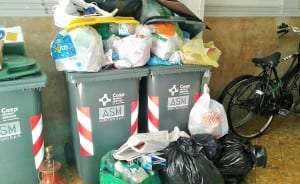 Rifiuti condominio via del Plebiscito 9, Terni - 26 luglio 2016 (1)