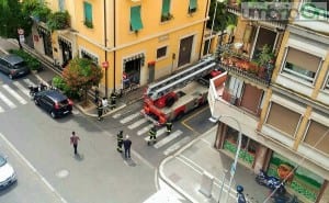Terni, via Catalochino, tenda pericolante vento vigili del fuoco - 16 luglio 2016