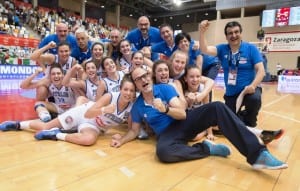 Cubaj (maglia n.13, a sinistra) esulta con le azzurre (foto Fiba)