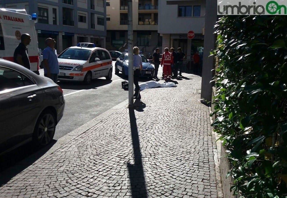 Terni, giù dal balcone: uomo perde la vita