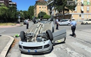Incidente fra due Punto, auto ribaltata via Radice, via Lambruschini - 3 agosto 2016 (6)