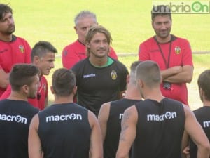 Carbone e Surraco di fronte alla squadra prima della seduta