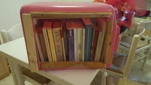 Mini librerie da esterno realizzate con materiali di scarto