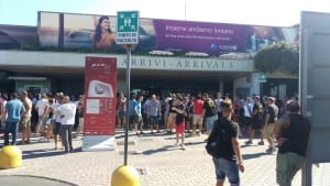 La protesta dei tifosi del Pisa di fronte all'aeroporto