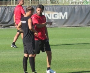 Christian Panucci dà indicazioni ad Antonino La Gumina