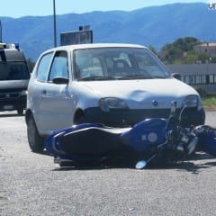 Auto contro moto, centauro ferito a Terni