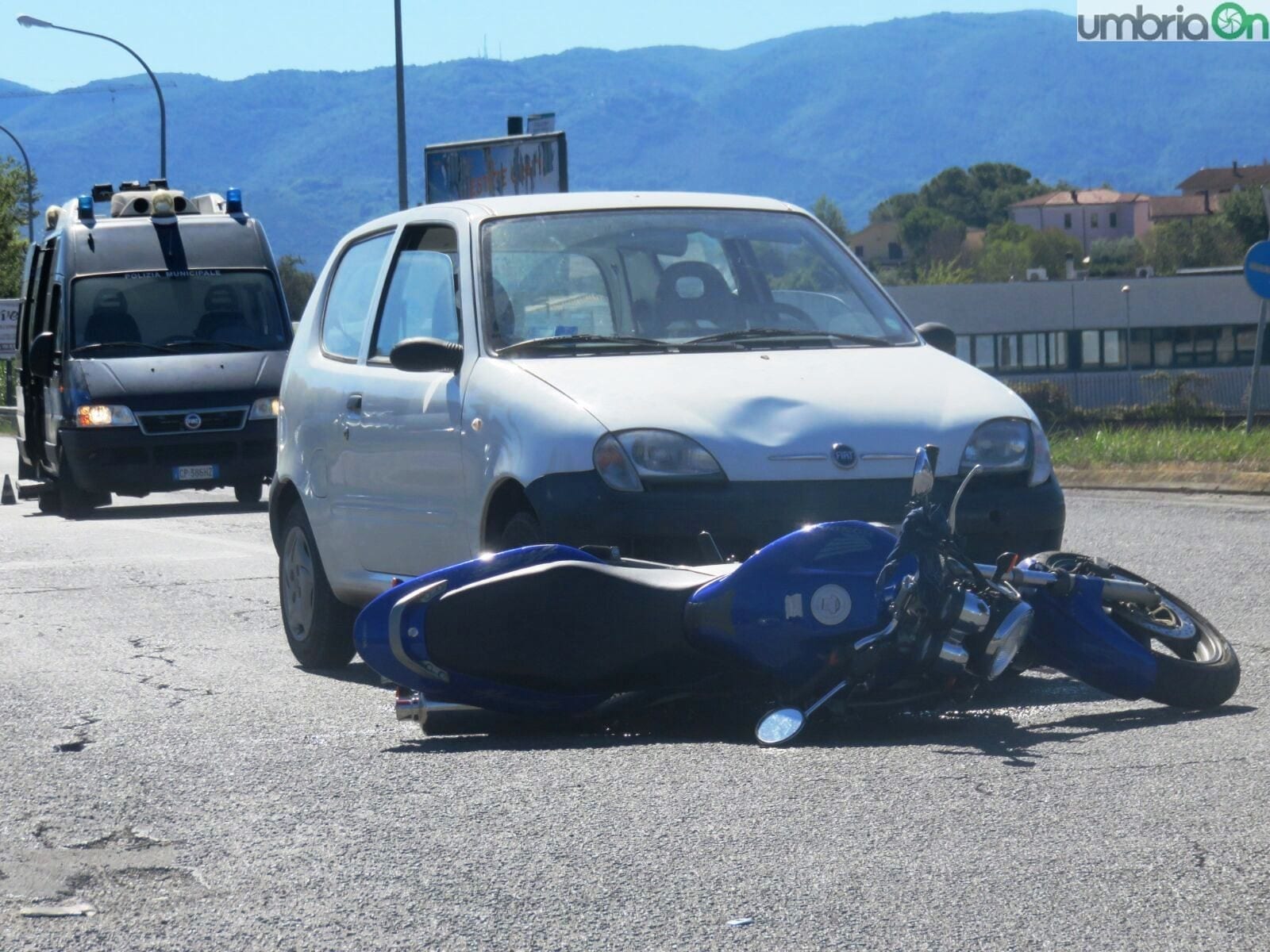 Auto contro moto, centauro ferito a Terni