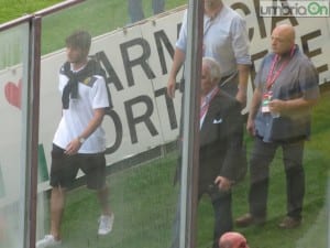 Simone Palombi mentre si accomoda in tribuna al ‘Curi’