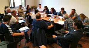 Una riunione dei comitati contro il progetto