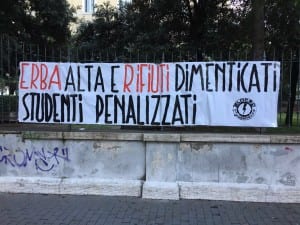 striscione, lice scientifioc, galilei, rifiuti, erba alta