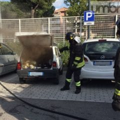 Terni, auto in fiamme: colpa di una pila