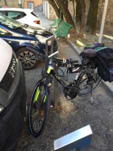 Gli stalli per le biciclette bloccati dalle auto