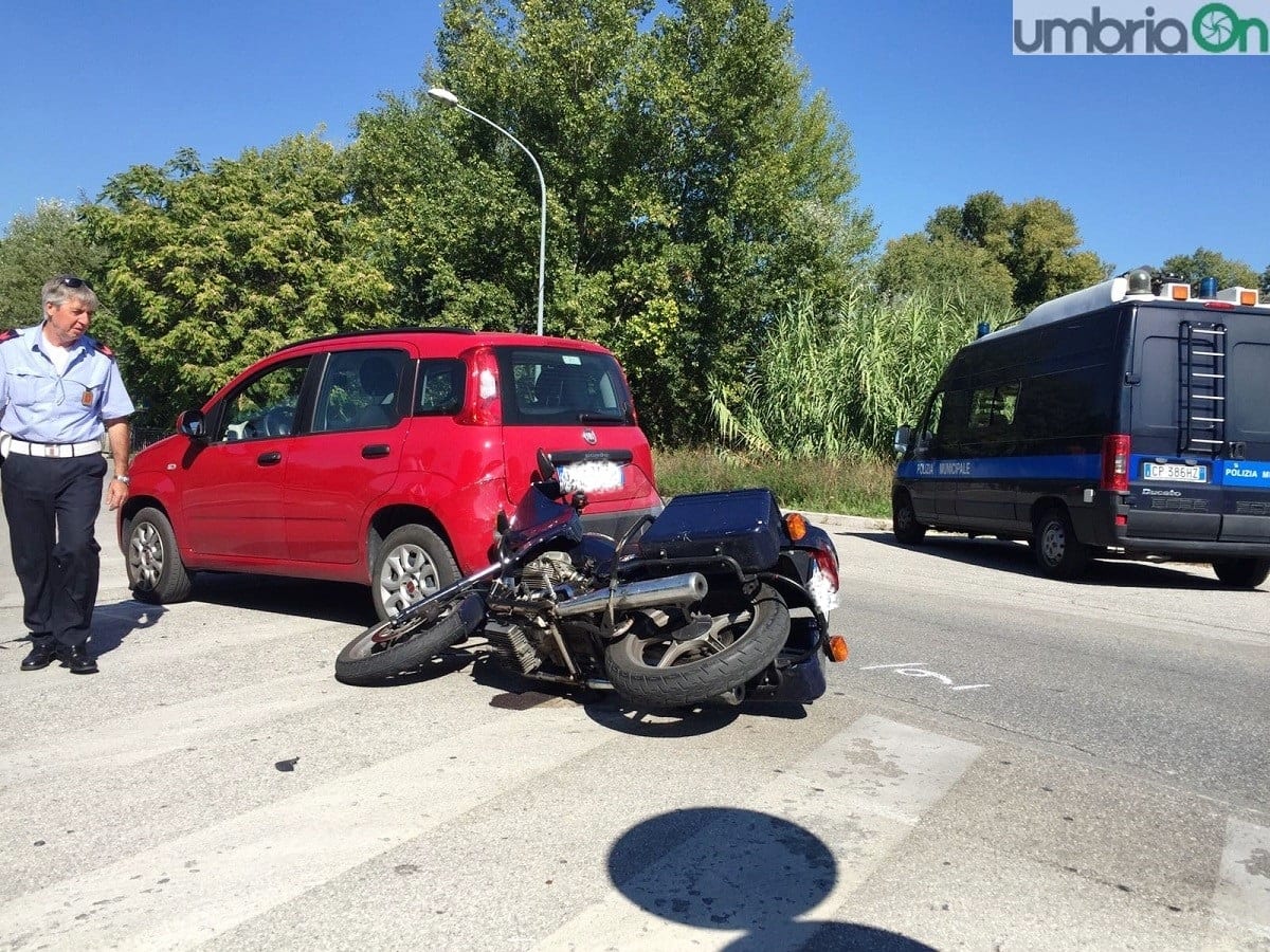 Auto contro moto, ferito un ventenne