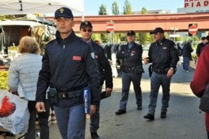 controlli-polizia-perugia-mercato-del-sabato-a-pian-di-massiano-29-ottobre-2016-4
