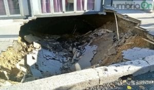crollo-voragine-piazza-buozzi-valnerina-terni-8-ottobre-2016-2