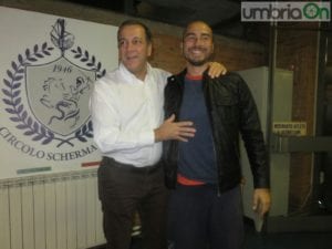 Il presidente del Circolo Scherma Terni, Tiberi, con Alessio Foconi