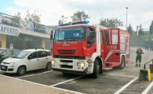 incendio-centro-commerciale-fontane-auto-parcheggio-2-27-ottobre-2016