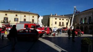 Vigili del fuoco a lavoro in piazza San Benedetto