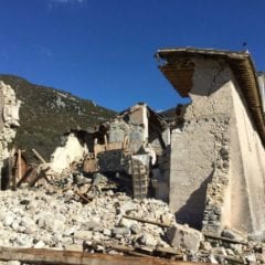 Terremoto, scosse forti e polemiche sui crolli