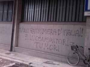 degrado, scritte muro