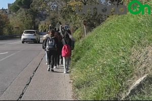 Piscille, studenti lungo la carreggiata