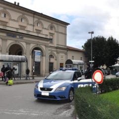 Perugia, lo controllano e aggredisce gli agenti
