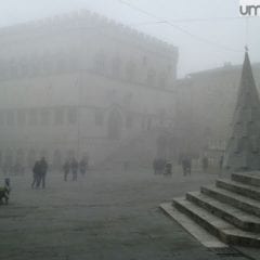 Perugia, una domenica avvolta dalla nebbia