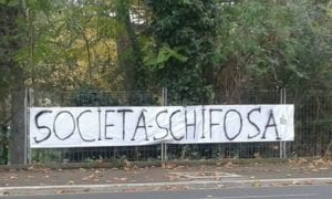 Lo striscione esposto fuori dallo stadio, poi rimosso