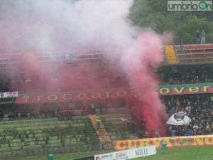 I fumogeni accesi durante Ternana-Entella, multa per la società