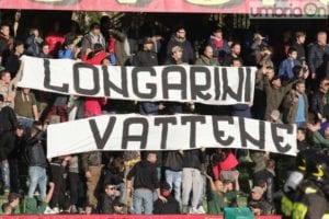 Lo striscione esposto dalla curva nord, in contestazione con Longarini