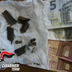 ‘Fumo’ a carabinieri, preso pusher fesso