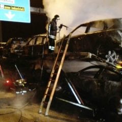 Terni, auto bruciano nella notte lungo l’E45