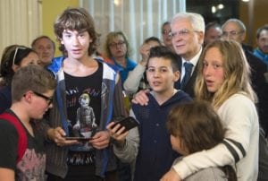 Il Presidente con un gruppo di ragazzi