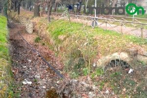 Perugia, Percorso Verde Pian di Massiano canale di scolo con foglie gialle e immondizia