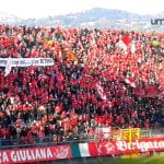 Striscione per la tifosa scomparsa