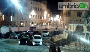 Piazza invasa dalle auto la notte di Natale