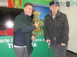 Benito Carbone con Paolo Proietti: donato un albero di Natale