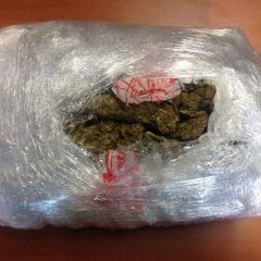 Un chilo di marijuana in borsa: arrestata