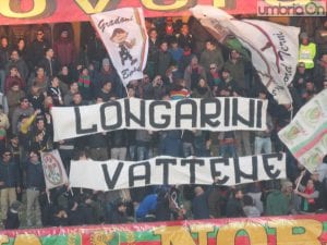 Lo striscione contro Simone Longarini