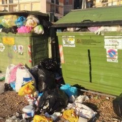Terni, via dell’Aquila: isola ‘scoppia’ di rifiuti