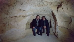 Luca Tomio e Marcello Luzi in una delle grotte disegnate da Leonardo e utilizzata da Tomio come base logistica delle sue ricerche