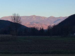 Crinali che incorniciano il Lago di Ventina che compaiono in un dipinto della bottega del Verrocchio